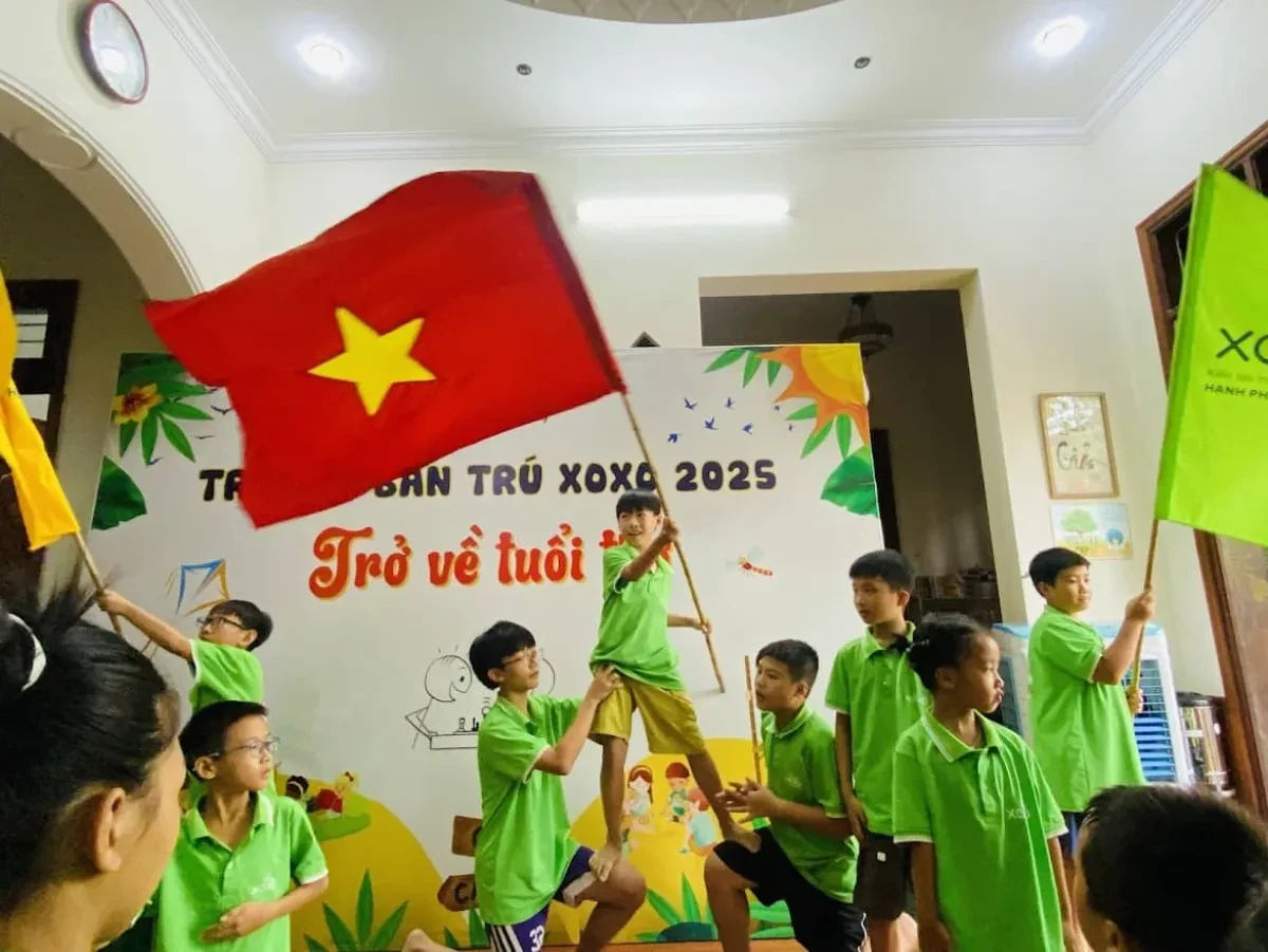 Học viên XoXo tương tác trong không gian học tập nhiều ánh sáng